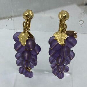 Vtg lilac lucite grape dangle gold tone clip earrings